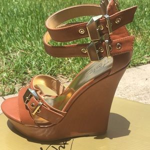 Classy light brown wedges.